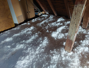 Zateplení stropu bytového domu pomocí foukané izolace